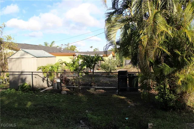 a view of a house with backyard and garden