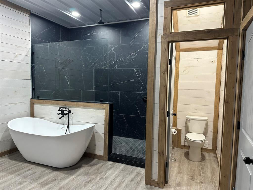 511 John Davis Road Italy, TX 76651 - Photo 28 of 40 a bathroom with a bathtub and toilet