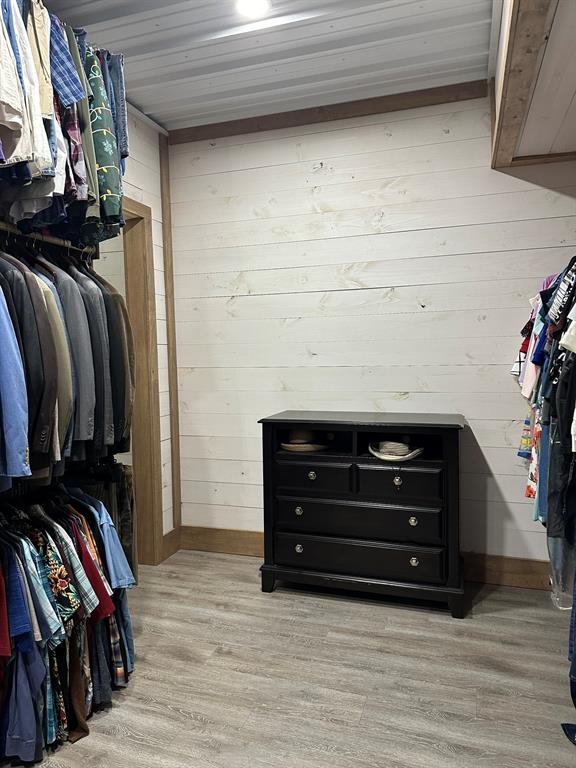 511 John Davis Road Italy, TX 76651 - Photo 30 of 40 a view of walk in closet