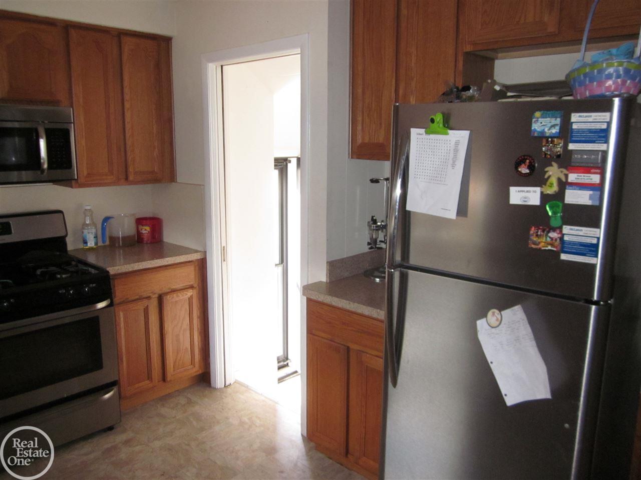 17104 Bell Eastpointe, MI 48021 - Photo 6 of 17 31345889-5.JPG
