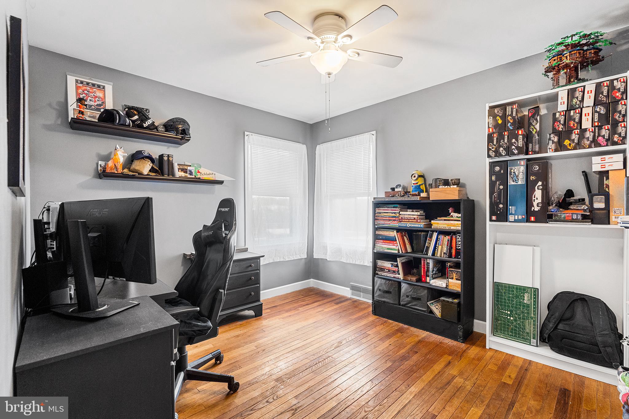 225 McClellan Street Reading, PA 19611 - Photo 11 of 25 a room with furniture and a book shelf