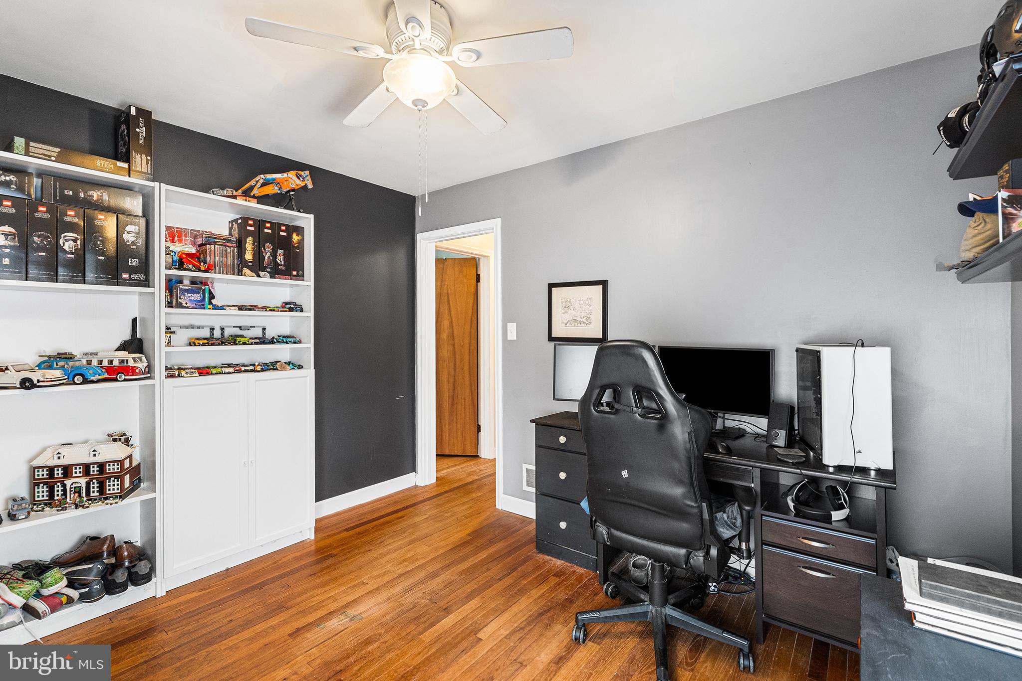 225 McClellan Street Reading, PA 19611 - Photo 12 of 25 a workspace with furniture and wooden floor