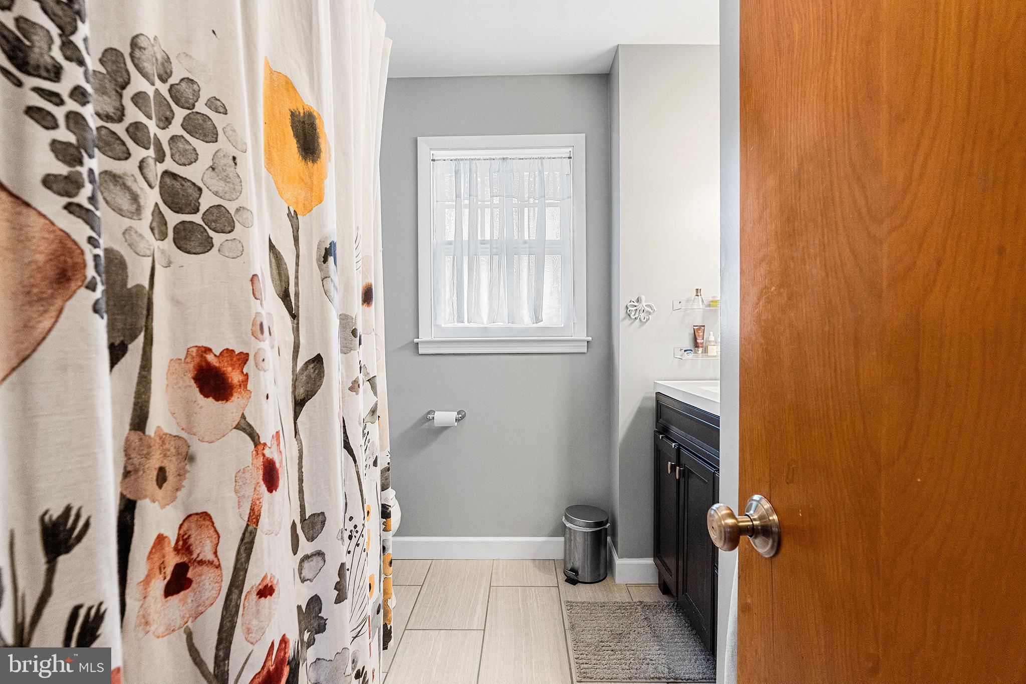 225 McClellan Street Reading, PA 19611 - Photo 13 of 25 a bathroom with a bathtub and shower