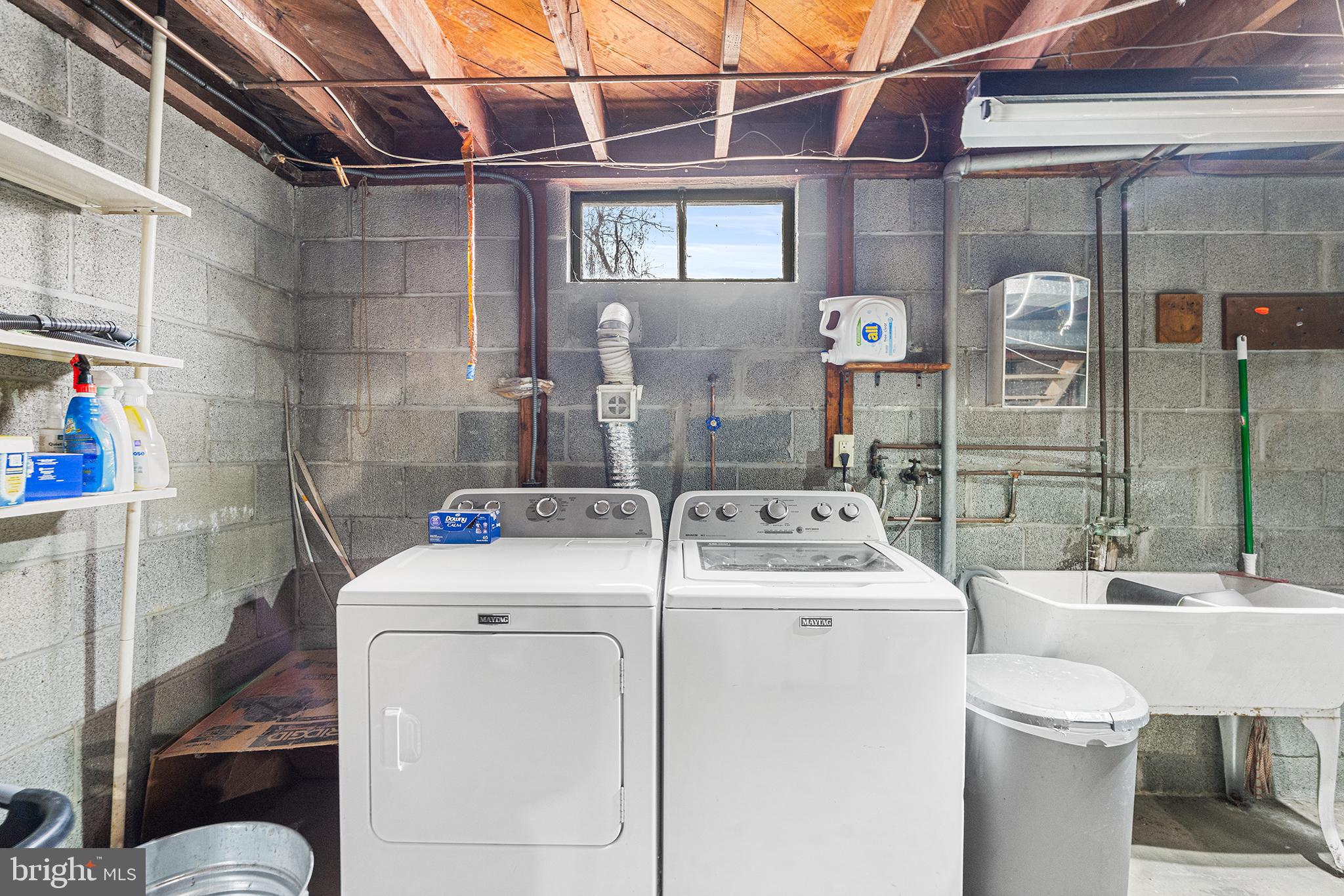 225 McClellan Street Reading, PA 19611 - Photo 20 of 25 a utility room with dryer and washer