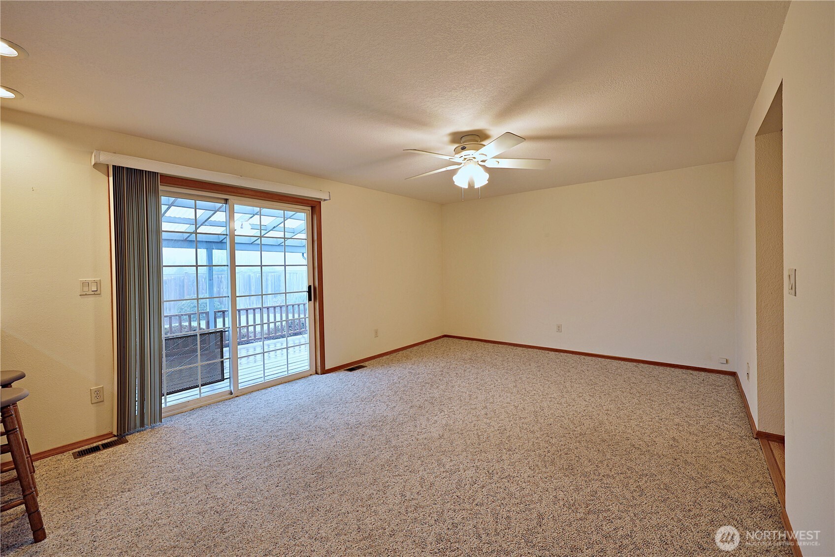 424 16th Street Southwest Puyallup, WA 98371 - Photo 12 of 39 a view of an empty room with a window