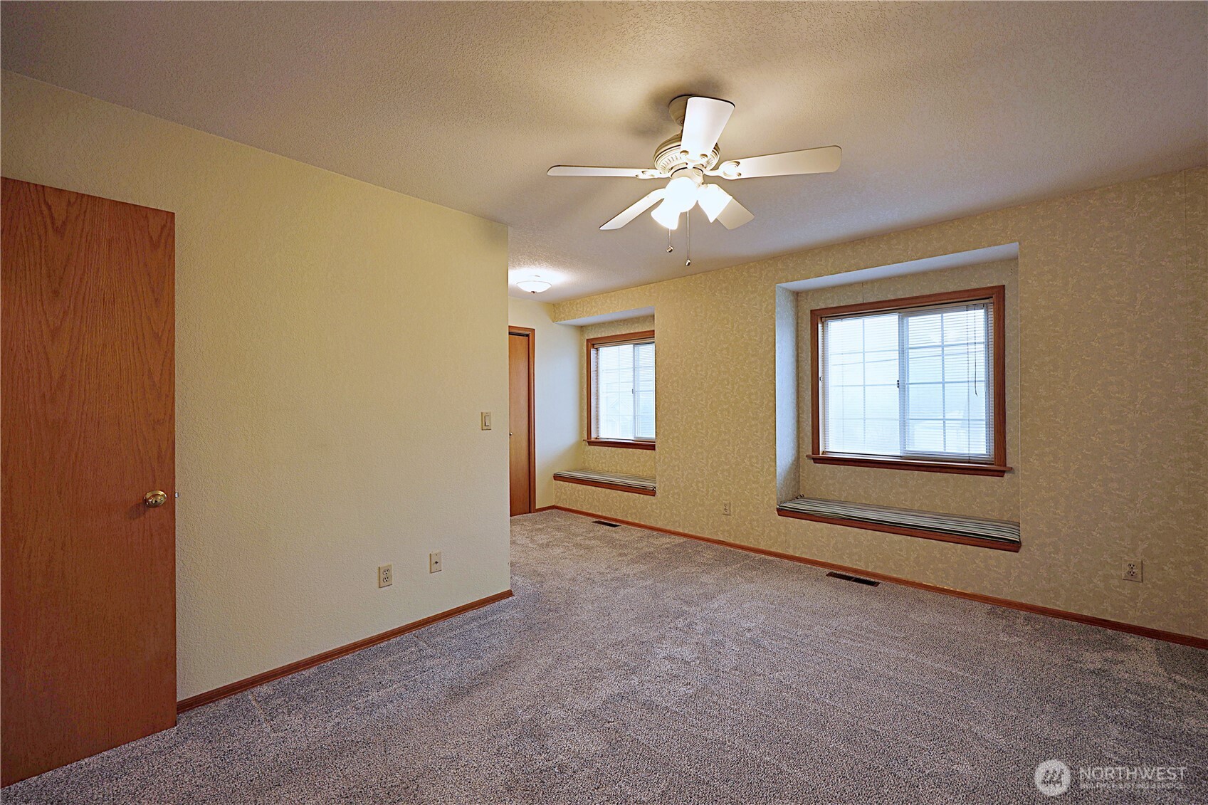 424 16th Street Southwest Puyallup, WA 98371 - Photo 26 of 39 an empty room with windows and fan