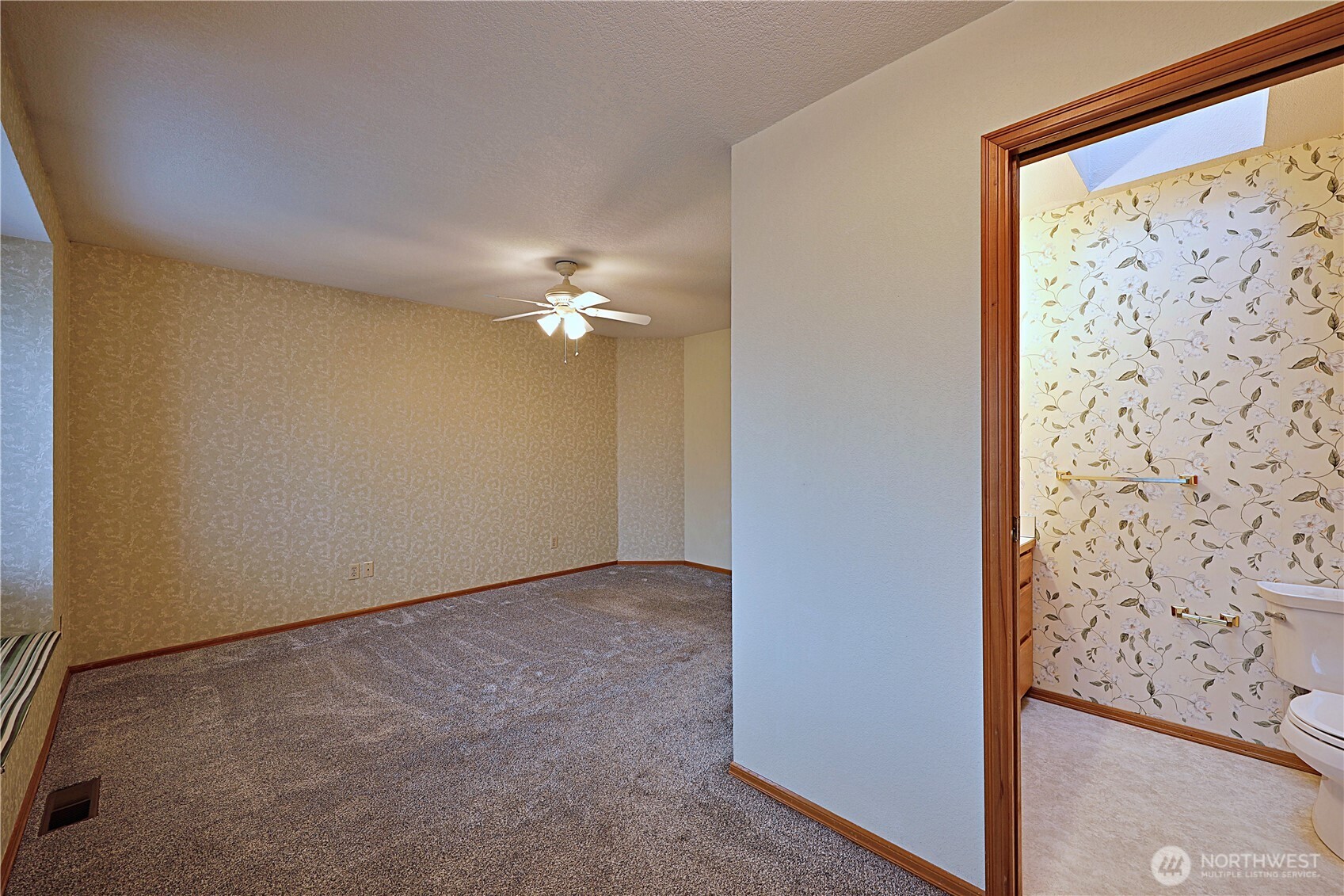 424 16th Street Southwest Puyallup, WA 98371 - Photo 28 of 39 a view of an empty room with a window