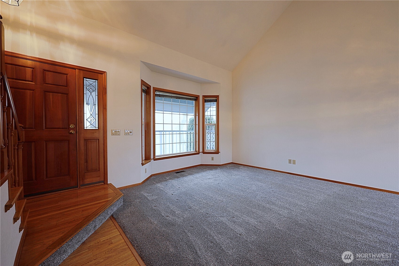 424 16th Street Southwest Puyallup, WA 98371 - Photo 4 of 39 an empty room with windows