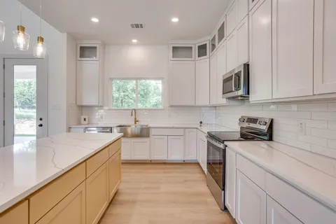 $650,000 | 247 Silver Lakes Drive, Sunset, TX 76270