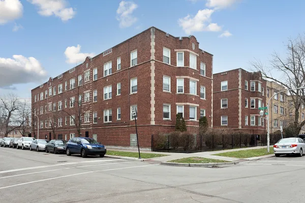 $1,984 | 7383 North Damen Avenue, Unit 1E, Chicago, IL 60645