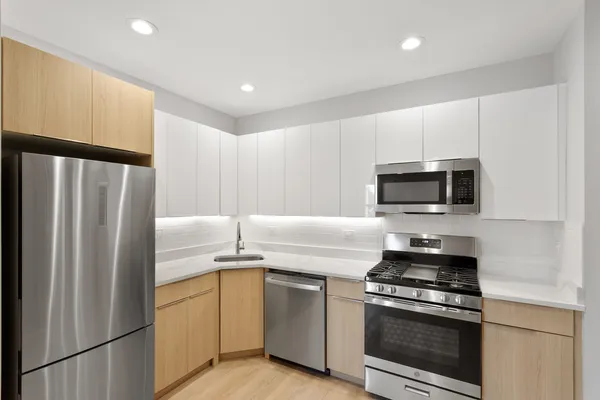 $1,984 | 7383 North Damen Avenue, Unit 1E, Chicago, IL 60645