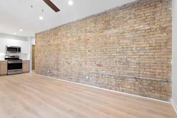 $1,984 | 7383 North Damen Avenue, Unit 1E, Chicago, IL 60645