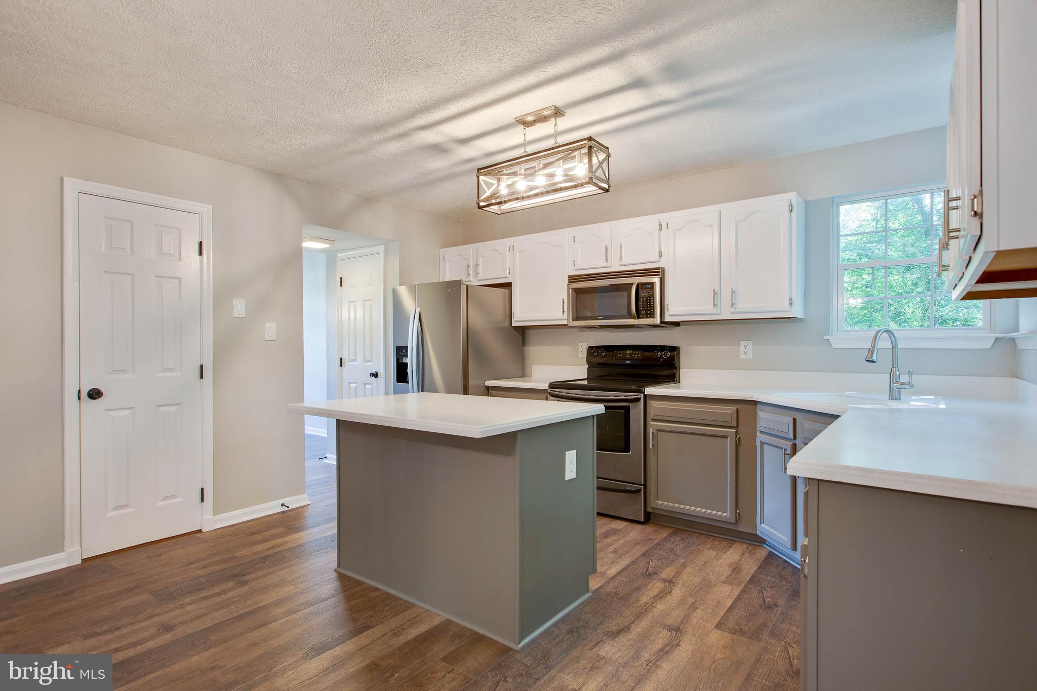 37799 Apache Road Charlotte Hall, MD 20622 - Photo 5 of 23 Kitchen bar