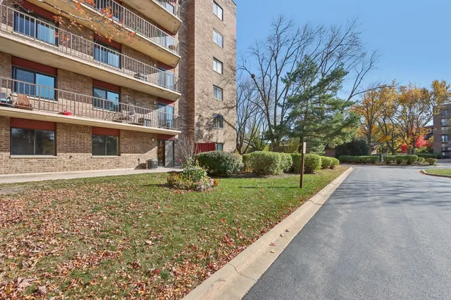 $210,000 | 35 South Baybrook Drive, Unit 114, Palatine, IL 60074