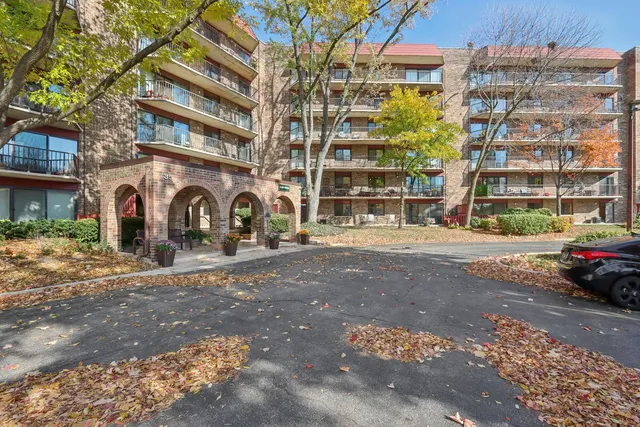 $210,000 | 35 South Baybrook Drive, Unit 114, Palatine, IL 60074
