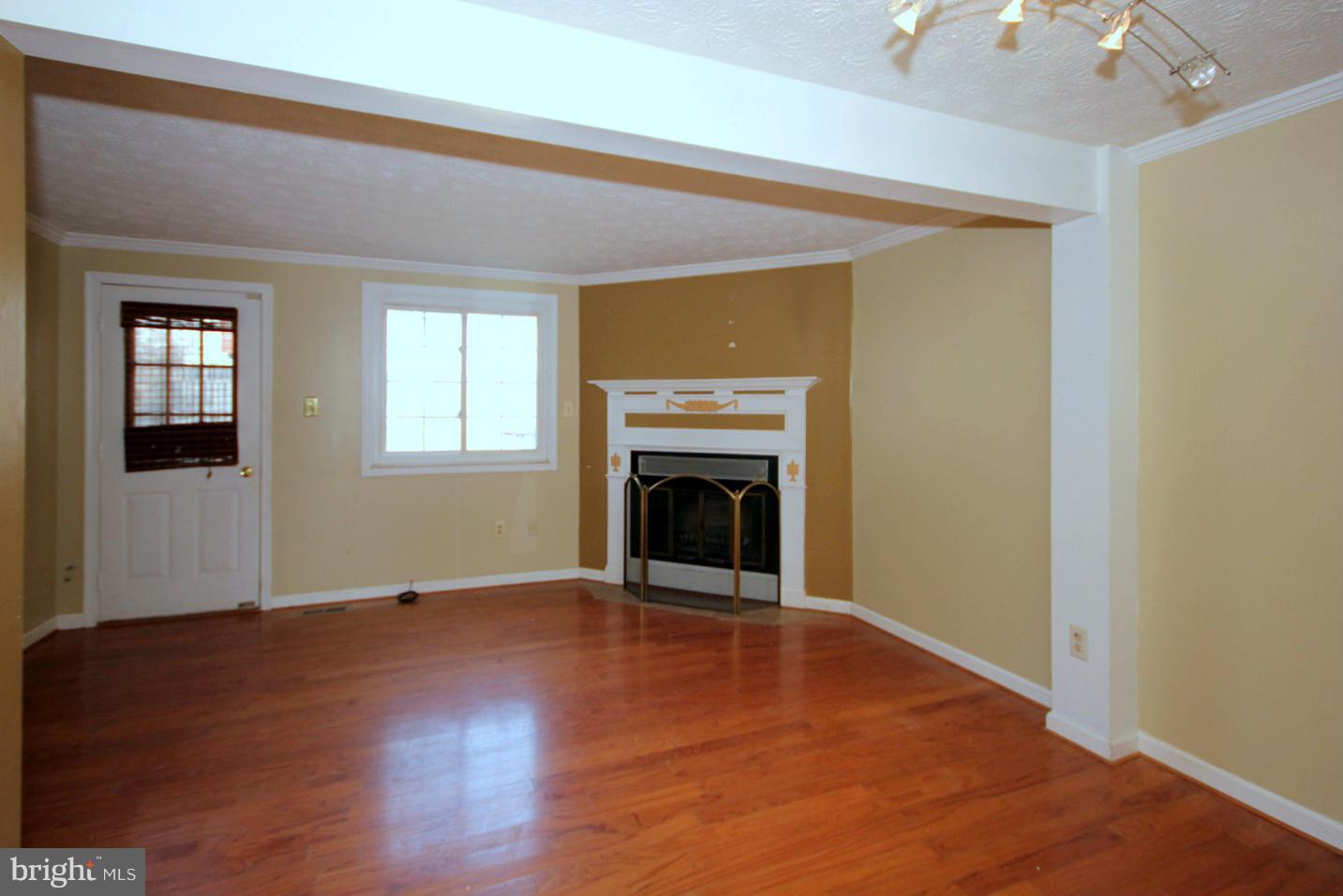 1450 Farmcrest Way Silver Spring, MD 20905 - Photo 2 of 18 Living Room