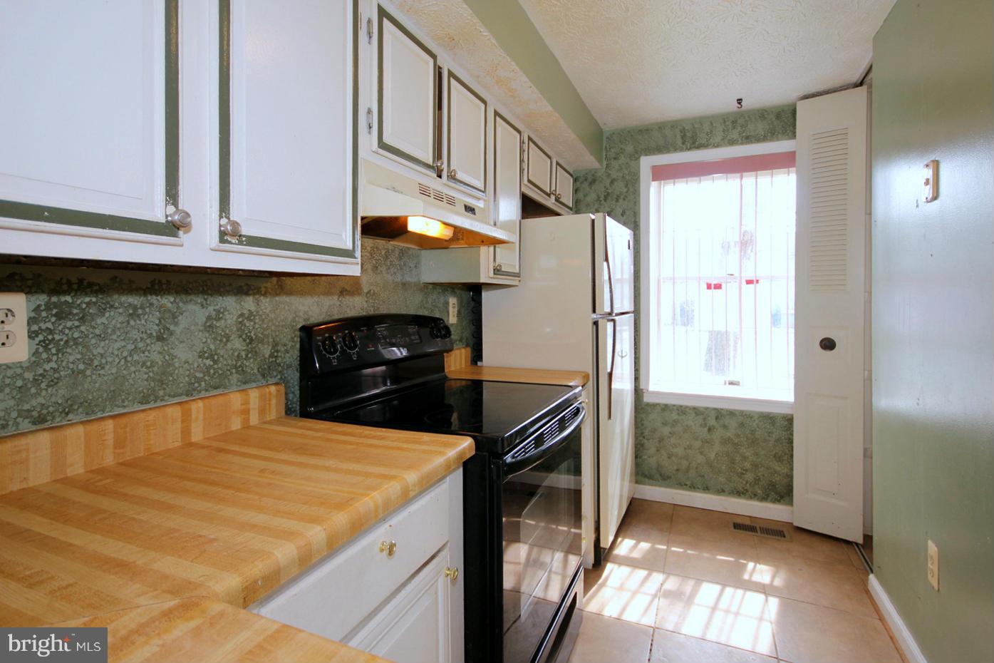 1450 Farmcrest Way Silver Spring, MD 20905 - Photo 14 of 18 Kitchen