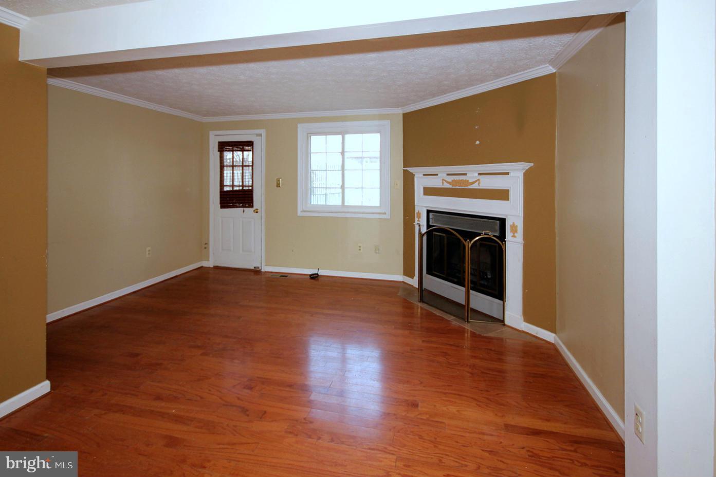 1450 Farmcrest Way Silver Spring, MD 20905 - Photo 18 of 18 Living Room