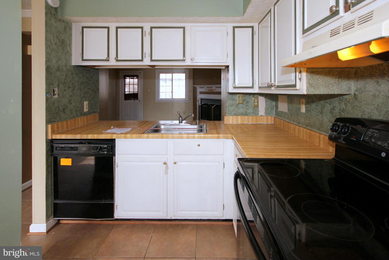 1450 Farmcrest Way Silver Spring, MD 20905 - Photo 3 of 18 Kitchen