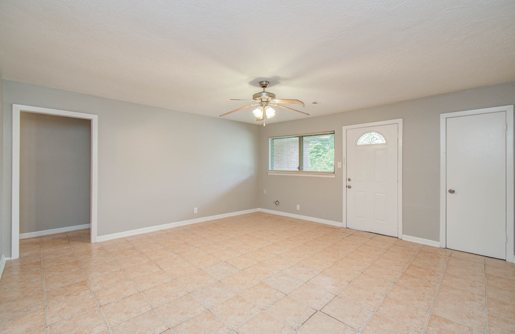 3620 Easy Street Houston, TX 77026 - Photo 2 of 12 Spacious Living area