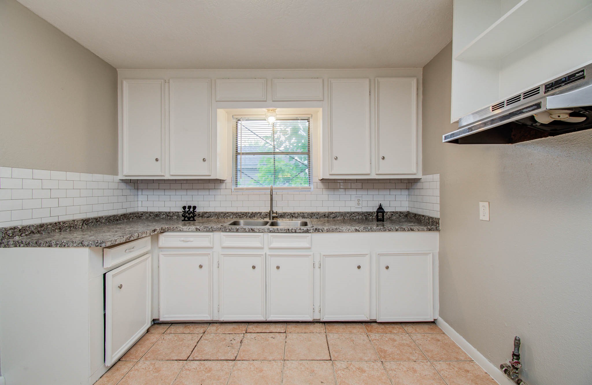 3620 Easy Street Houston, TX 77026 - Photo 5 of 12 Decent-sized kitchen