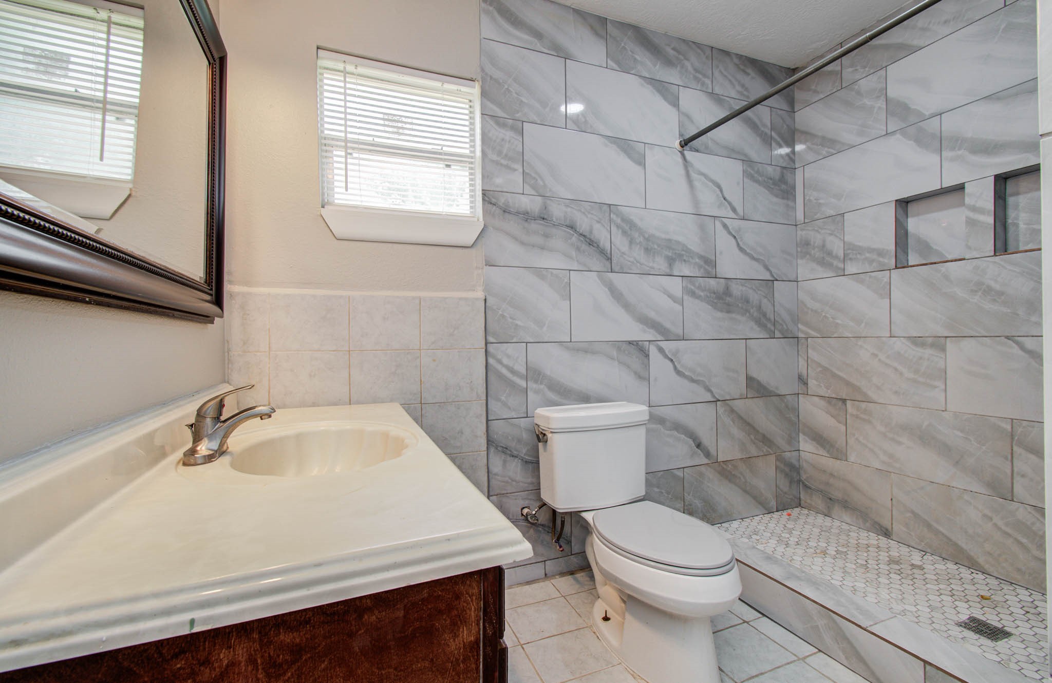 3620 Easy Street Houston, TX 77026 - Photo 9 of 12 Shared Bathroom