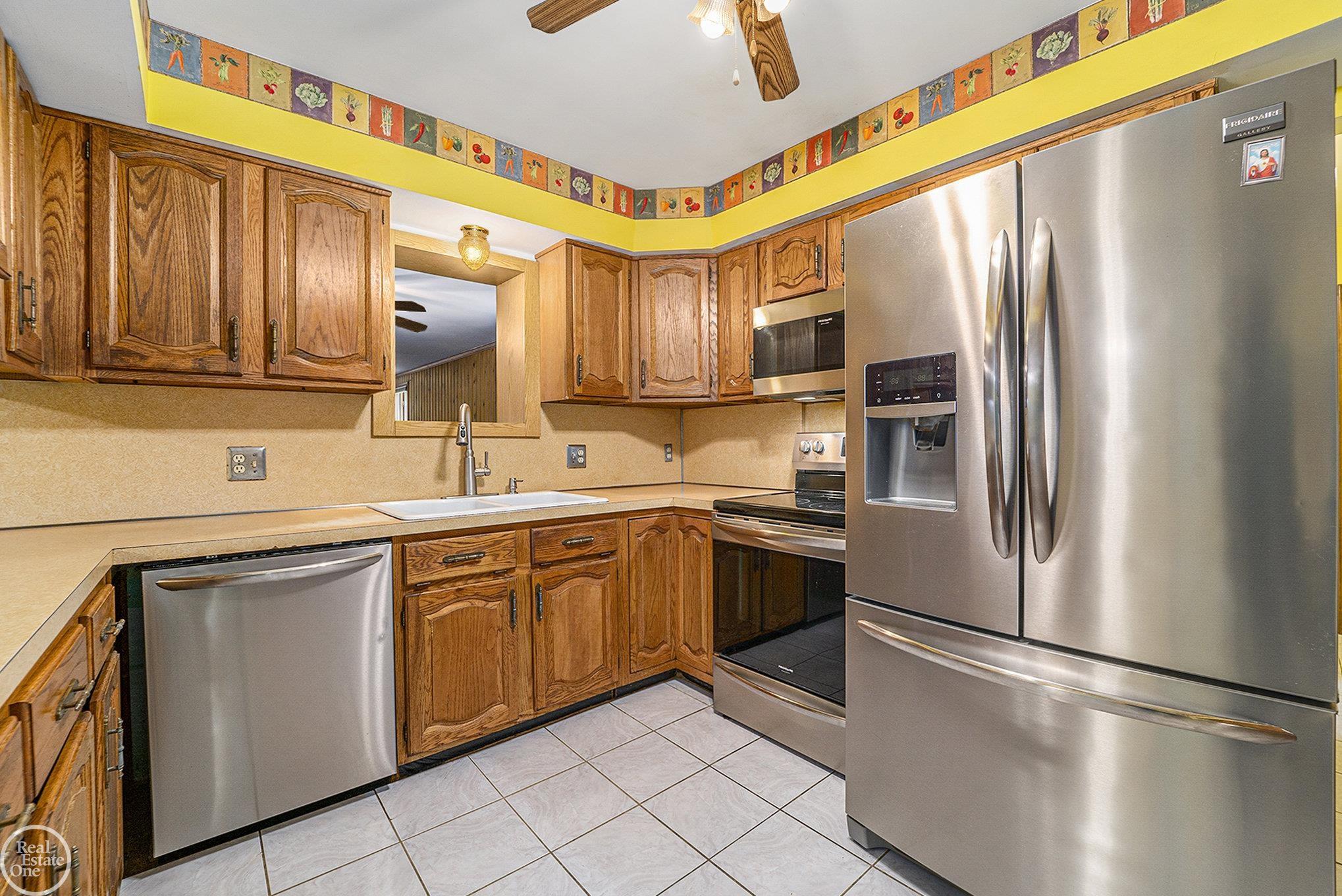 16046 Stephens Road Eastpointe, MI 48021 - Photo 9 of 32 50162296-0EB38EB4-42DF-4128-9EEE-1B347845452D.JPG