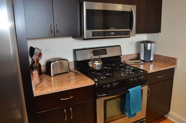 $2,950 | 918 West Belmont Avenue, Unit 403, Chicago, IL 60657