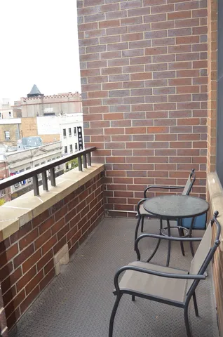 $2,950 | 918 West Belmont Avenue, Unit 403, Chicago, IL 60657
