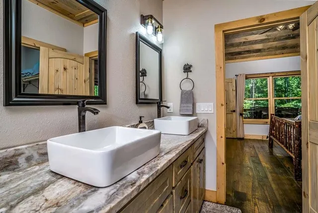 a view of a large yard with lots of green space