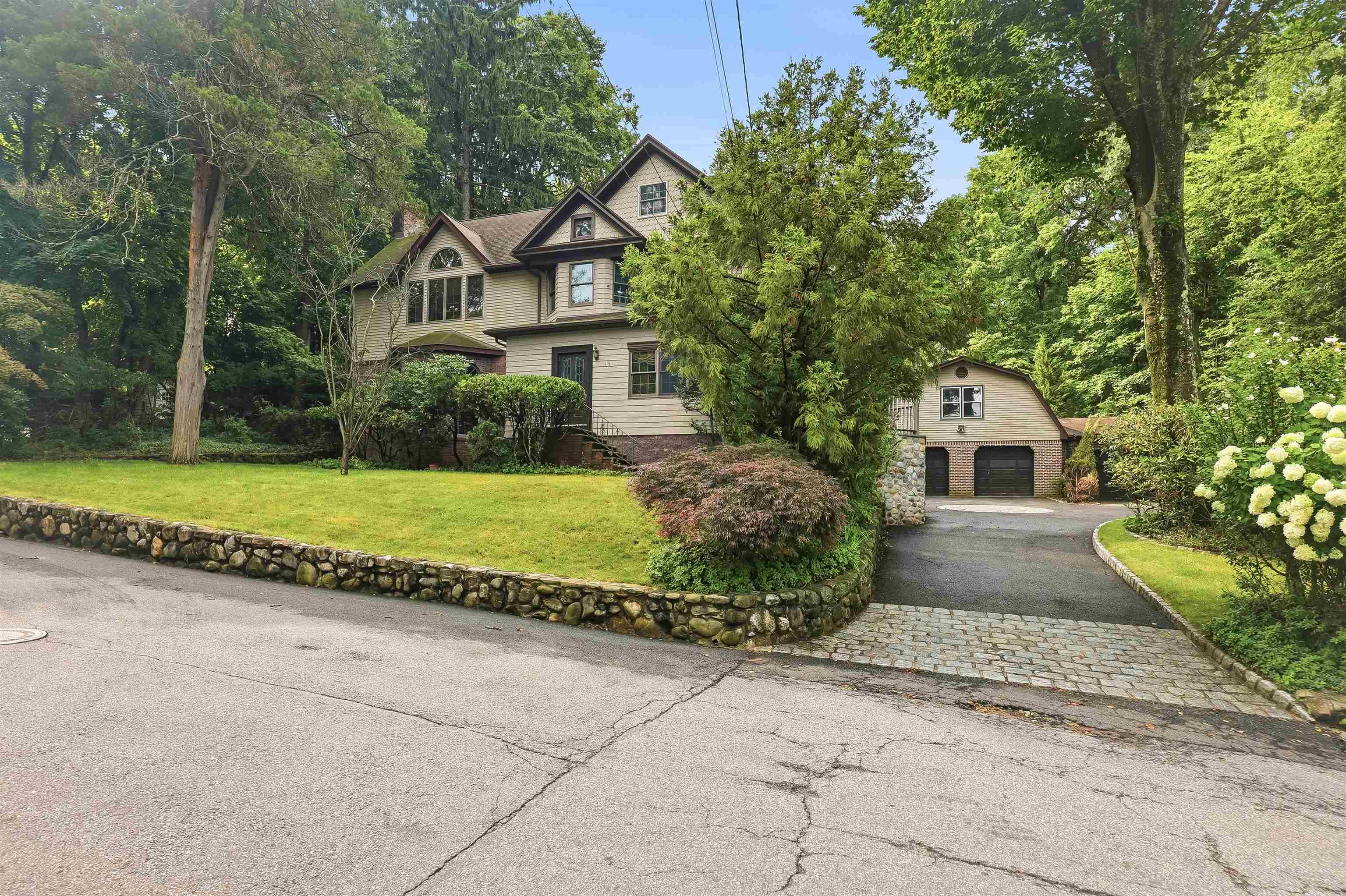 41 Crest Road Hillsdale, NJ 07642 - Photo 1 of 44 Gallery Image 1