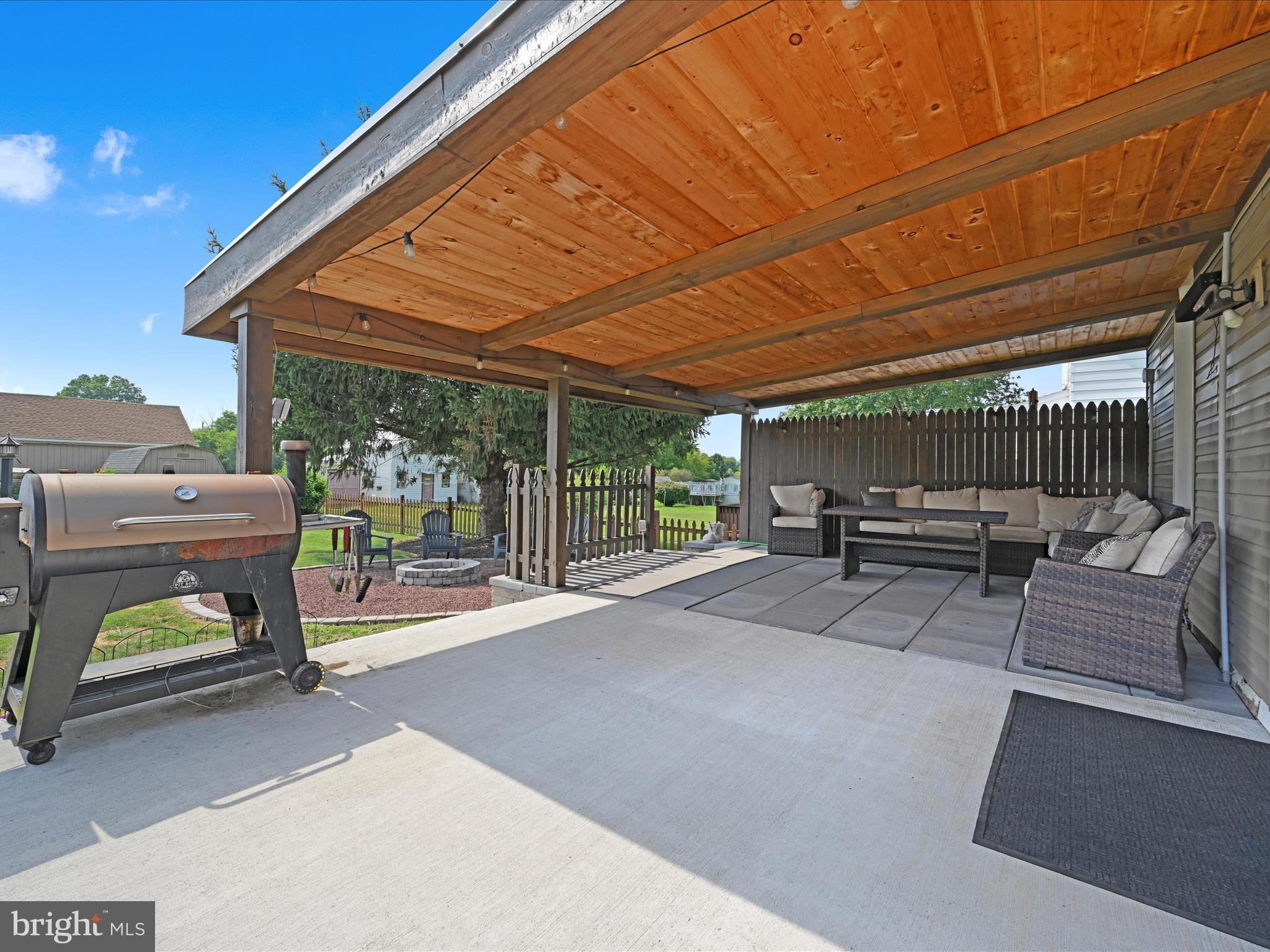 1056 Bellaire Road Elizabethtown, PA 17022 - Photo 22 of 30 a view of a patio with a table and chairs