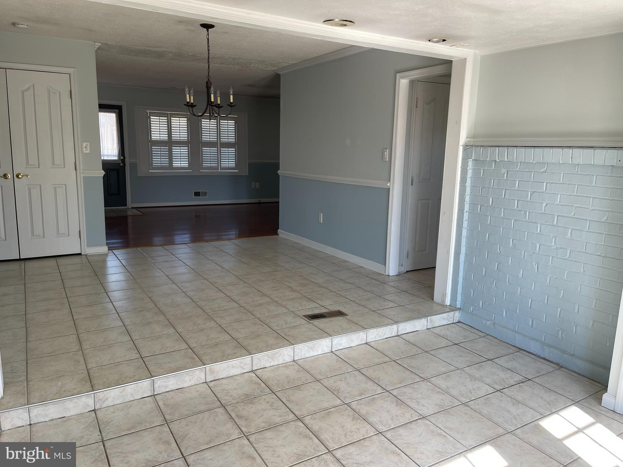 2423 Ellis Road Baltimore, MD 21234 - Photo 11 of 48 Sun and Dining Room