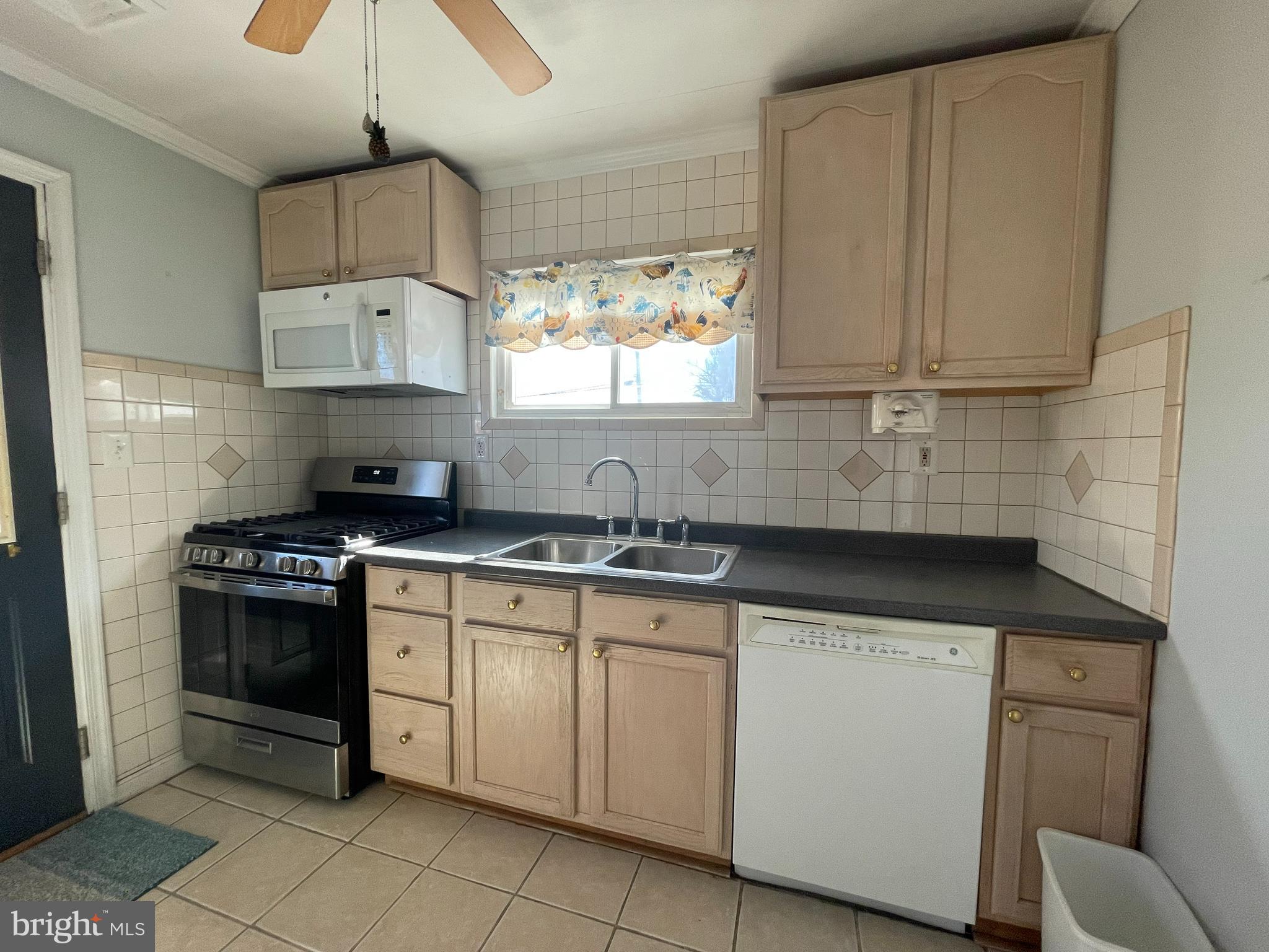 2423 Ellis Road Baltimore, MD 21234 - Photo 14 of 48 Kitchen