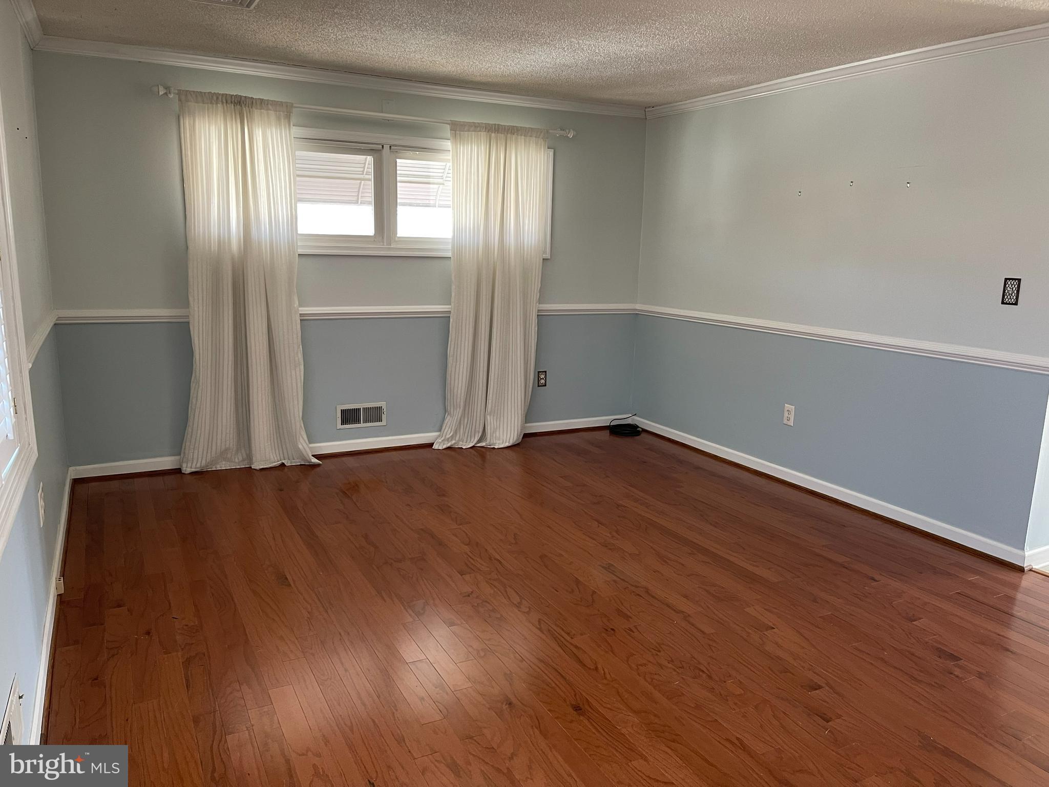 2423 Ellis Road Baltimore, MD 21234 - Photo 7 of 48 Living Room