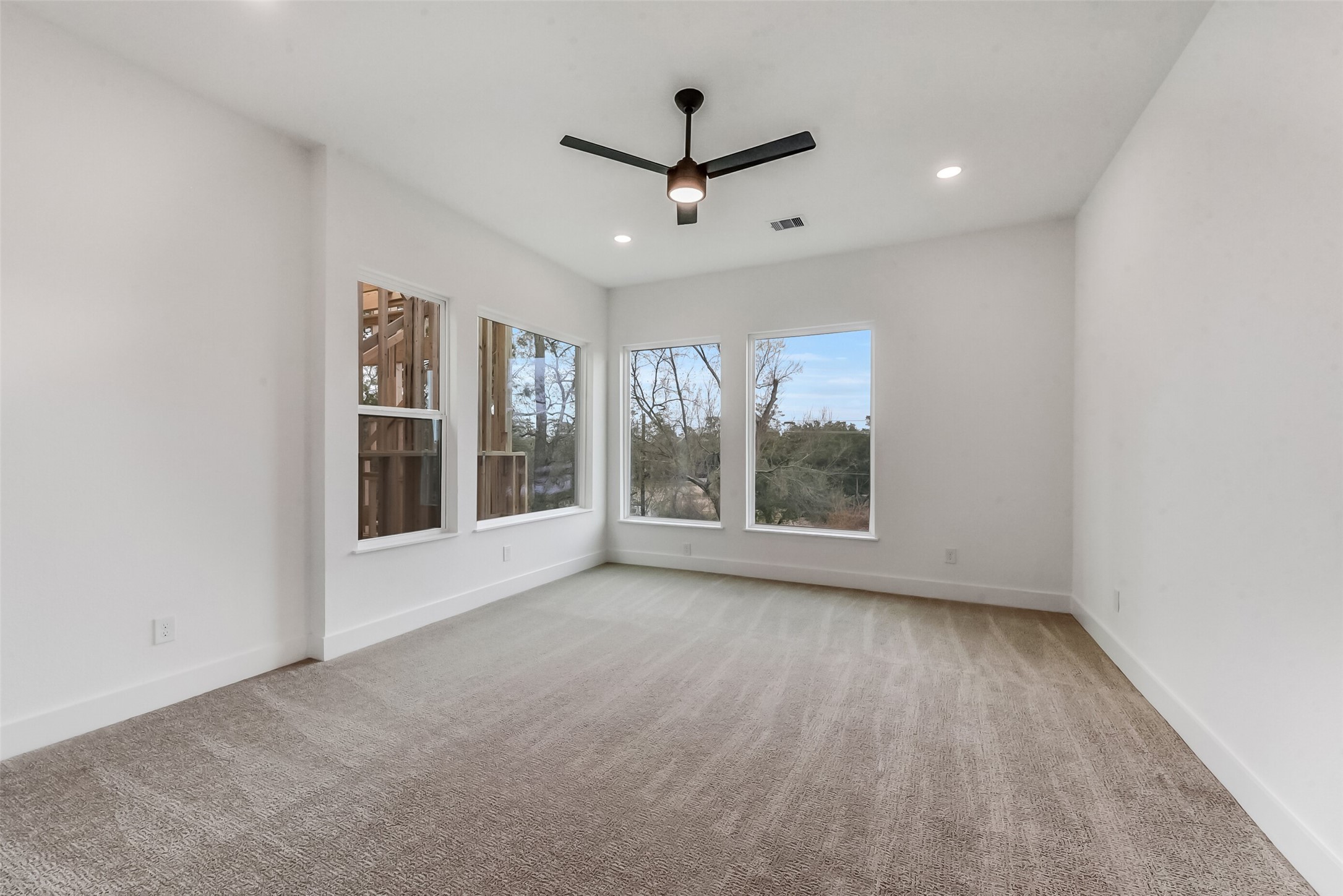 806 Fisher Street, Unit B Houston, TX 77018 - Photo 11 of 27 a view of an empty room with a window