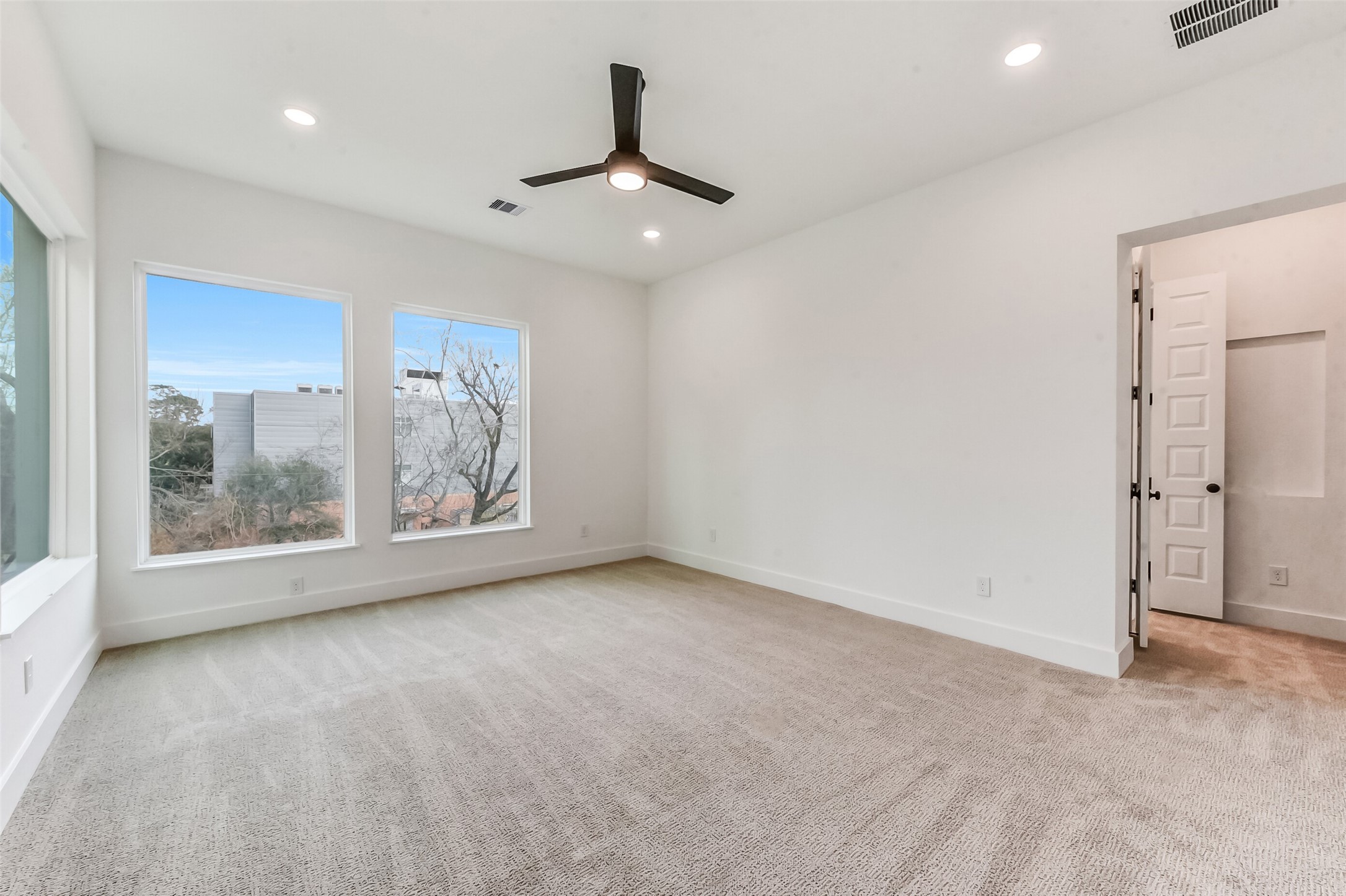 806 Fisher Street, Unit B Houston, TX 77018 - Photo 12 of 27 a view of an empty room with a window