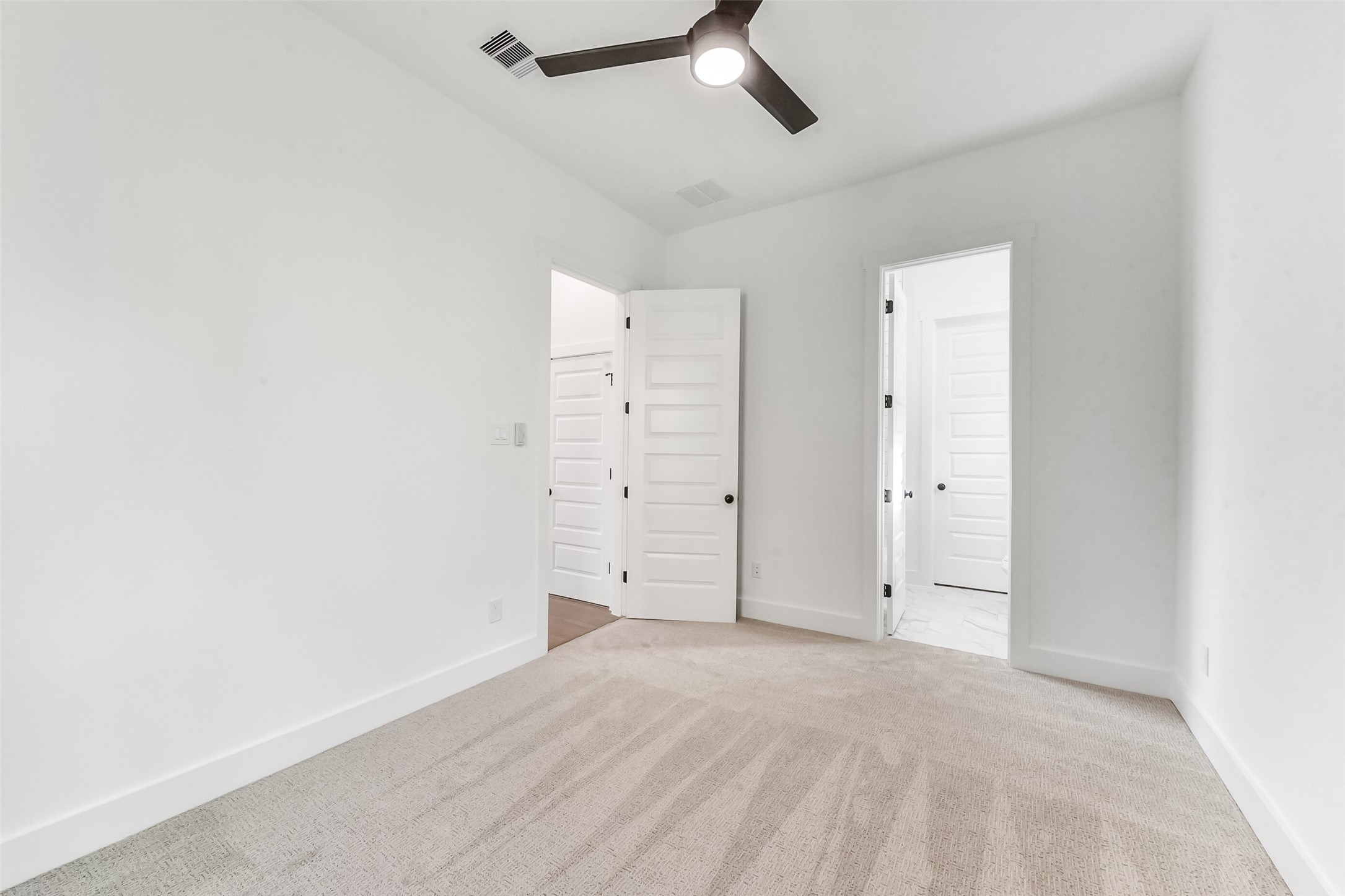 806 Fisher Street, Unit B Houston, TX 77018 - Photo 18 of 27 an empty room with closet area
