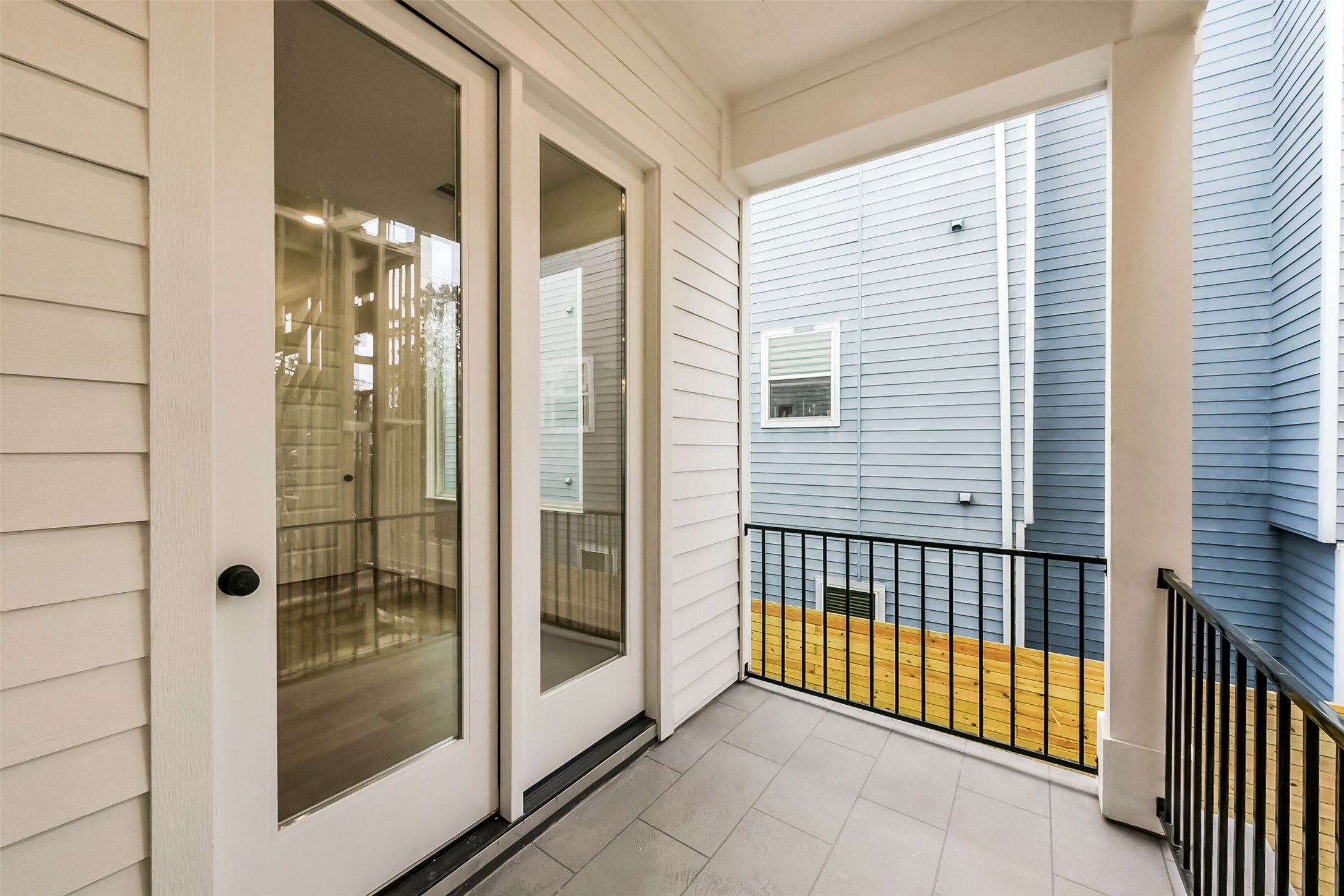 806 Fisher Street, Unit B Houston, TX 77018 - Photo 9 of 27 a view of a balcony with door