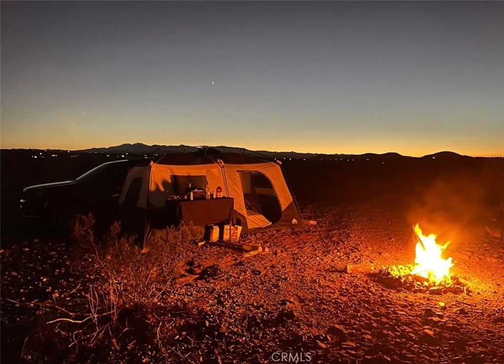 a view of a back yard