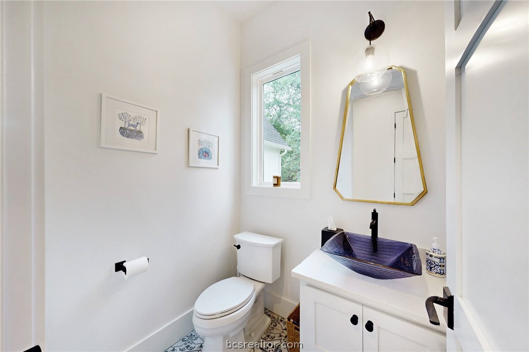 1629 Sawmill Road Franklin, TX 77856 - Photo 18 of 47 a bathroom with a toilet sink and mirror