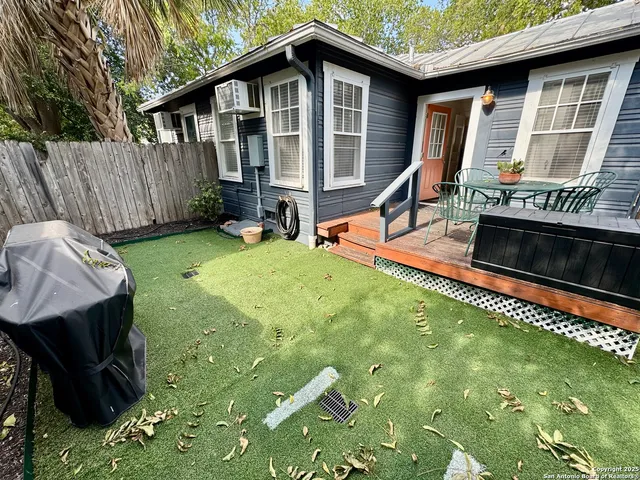 a view of a house with backyard
