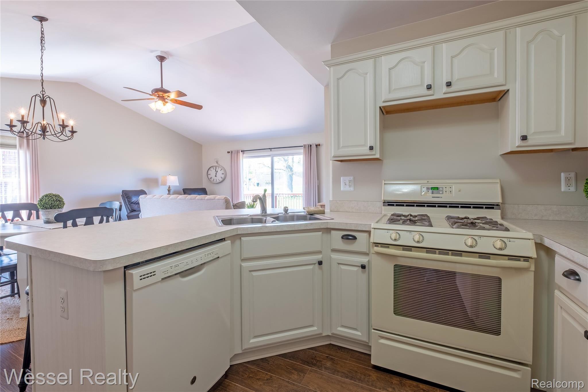 465 Victoria Lane, Unit 9 Romeo, MI 48065 - Photo 7 of 27 victoria-115.jpg