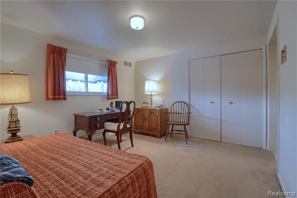 659 North Rosedale Court Grosse Pointe Woods, MI 48236 - Photo 22 of 36
