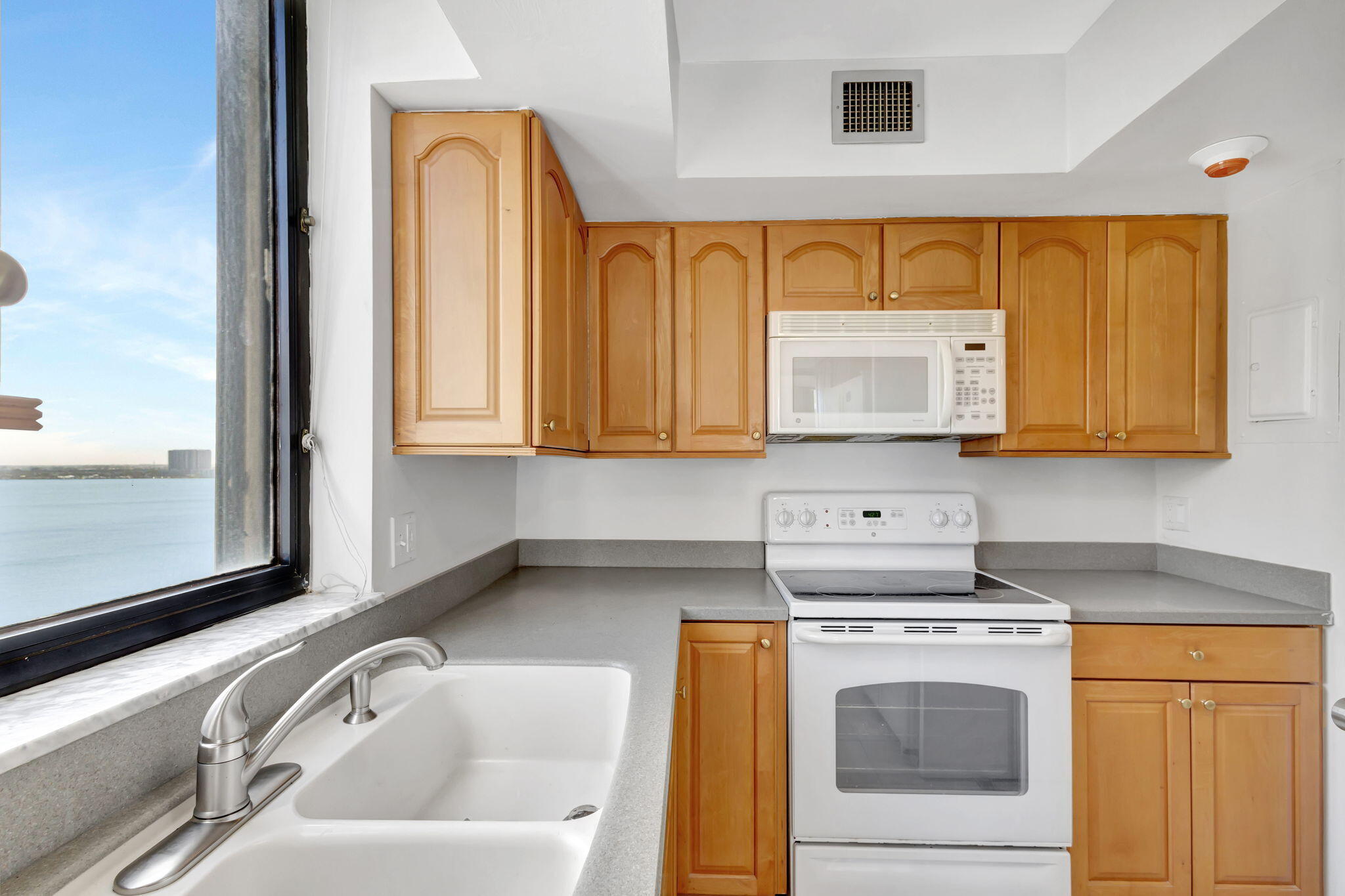 5380 North Ocean Drive, Unit 15A Singer Island, FL 33404 - Photo 24 of 105 17-web-or-mls-5D1A8202