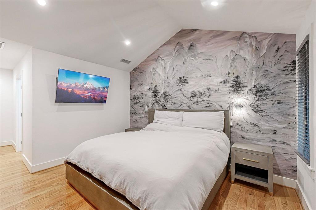 4423 Springside Lane Dallas, TX 75214 - Photo 26 of 40 a bedroom with a bed and a wall painting