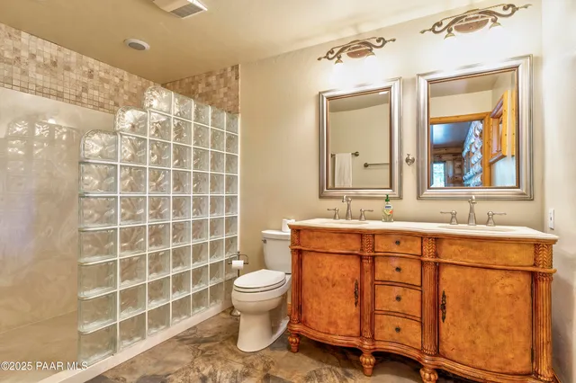 en empty room with windows and ceiling fan