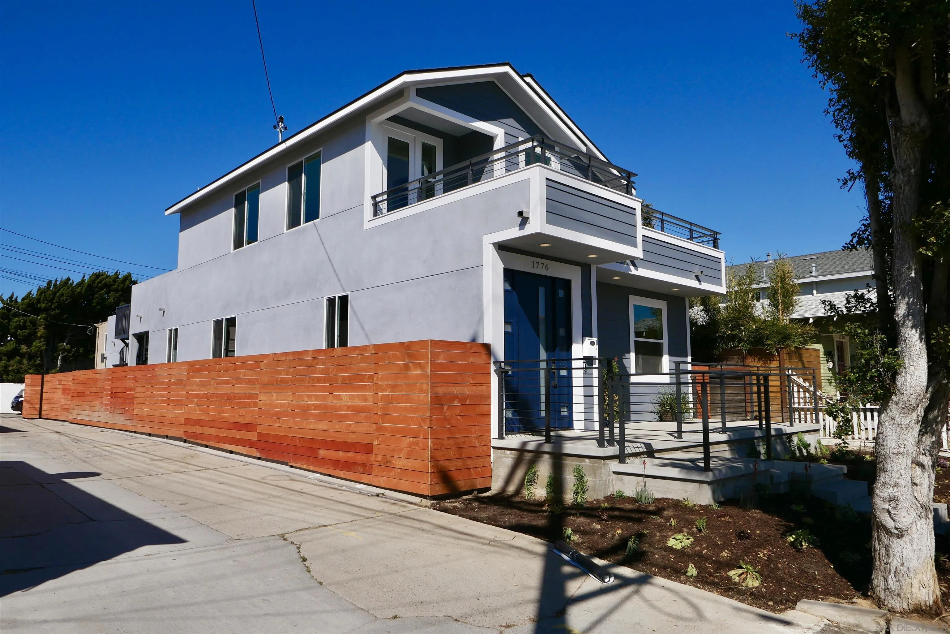 1776 Cable Street San Diego, CA 92107 - Photo 3 of 26 a front view of house with yard