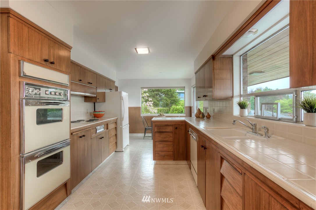 8600 Fauntlee Crest Southwest Seattle, WA 98136 - Photo 9 of 25
