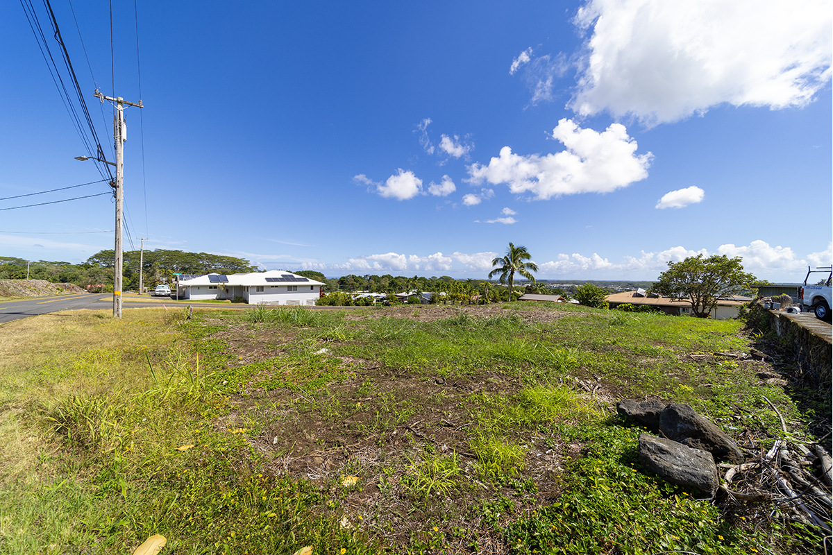 10 Lot Hilo, HI 96720 - Photo 5 of 14 a view of an ocean from a building